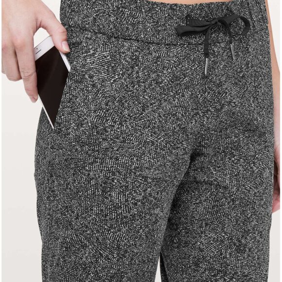 Lululemon On The Fly Pant *28" Feathered Jacquard Black White / Black - Picture 2 of 10